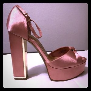 Stunning Sexy 🦄Pink Satin Heels!!NWT💫